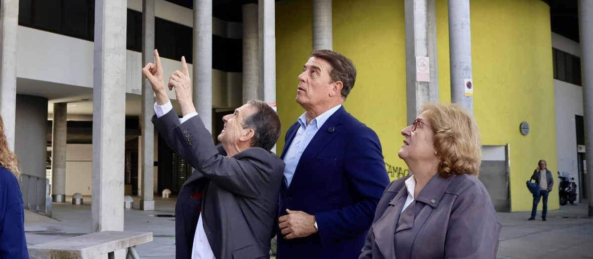 El secretario general del PSdeG, José Ramón Gómez Besteiro, junto al alcalde de Vigo, Abel Caballero