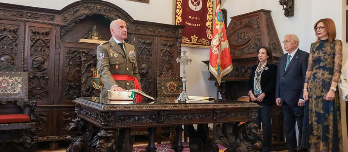 La ministra de Defensa, Margarita Robles, ha presidido en Melilla el acto de toma de posesión del general de división Fernando Ruiz Gómez como nuevo comandante general de Melilla