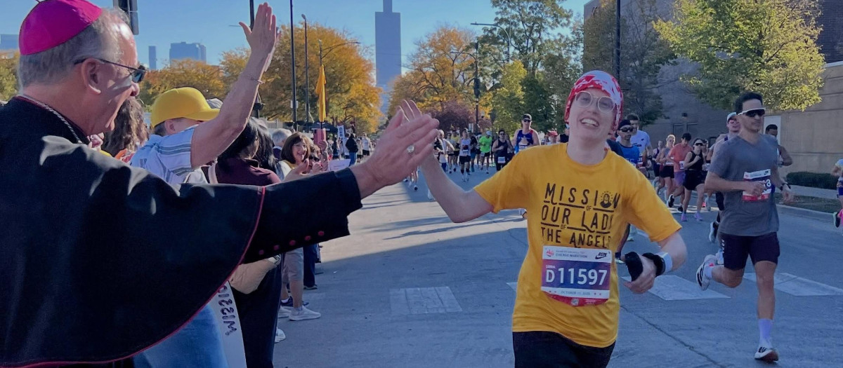 La hermana Stephanie Baliga corriendo la maratón de Chicago