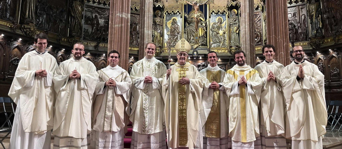 El Obispo de Tarrasa, Salvador Cristau, junto a los nuevos sacerdotes