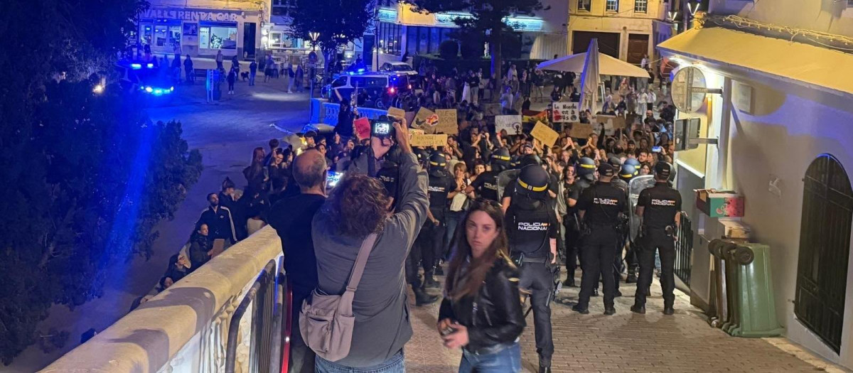 Los antidisturbios frenando a los radicales