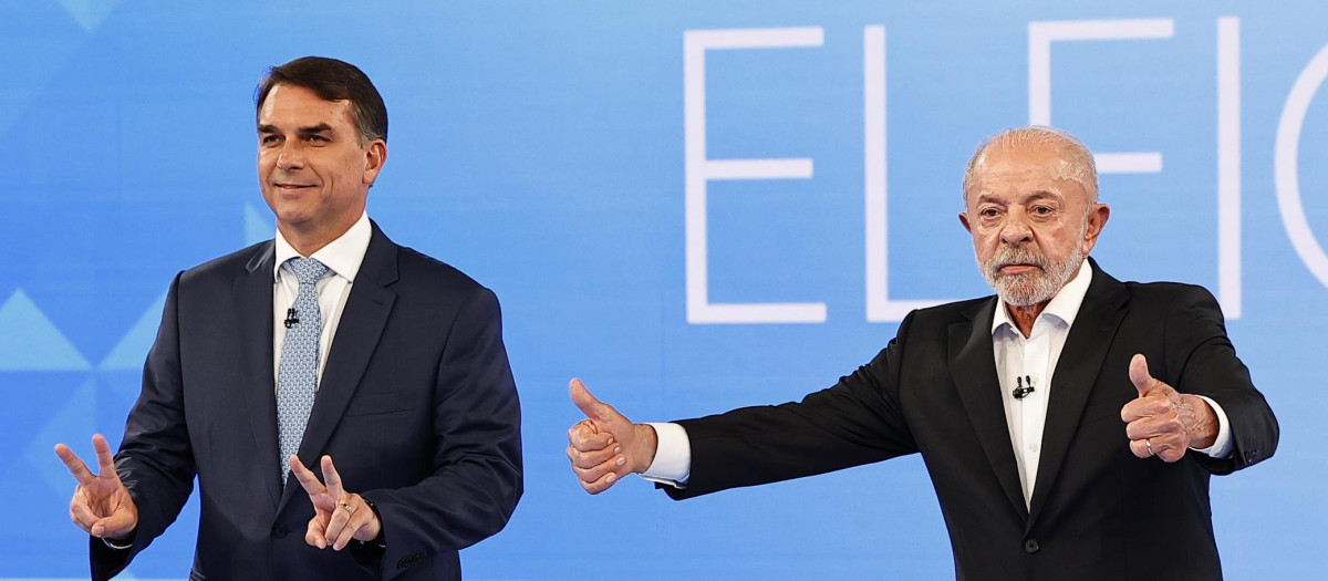 Flavio Bolsonaro y Lula da Silva antes del debate electoral