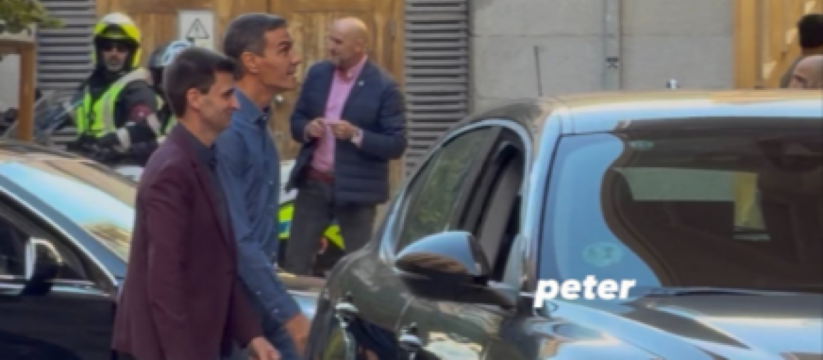 Pedro Sánchez justo después de bajarse del coche en el que se desplazó