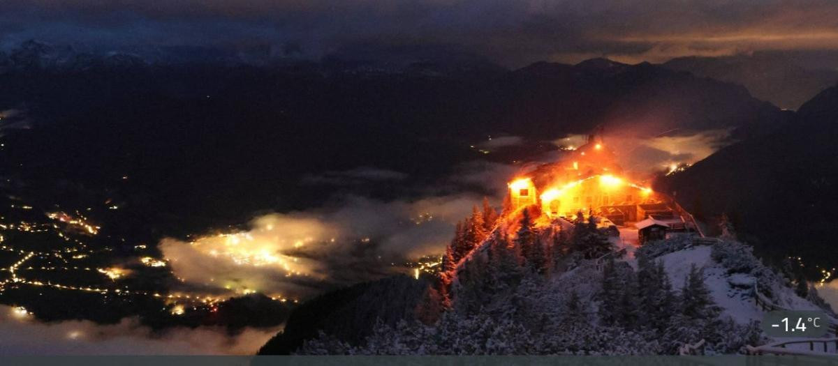 Vista del «Nido del Águila» durante el incendio