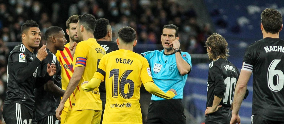 Martínez Munuera, durante un Real Madrid - Barcelona