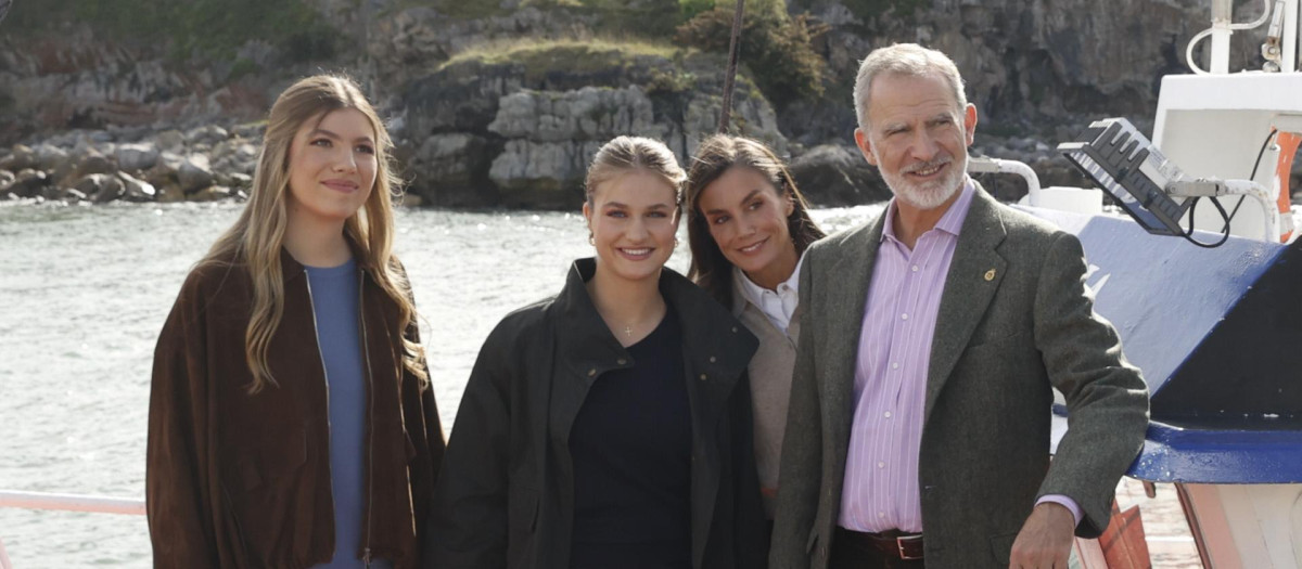 Los Reyes, la Princesa de Asturias y la Infanta Sofía, en un barco de pesca artesanal en Llanes
