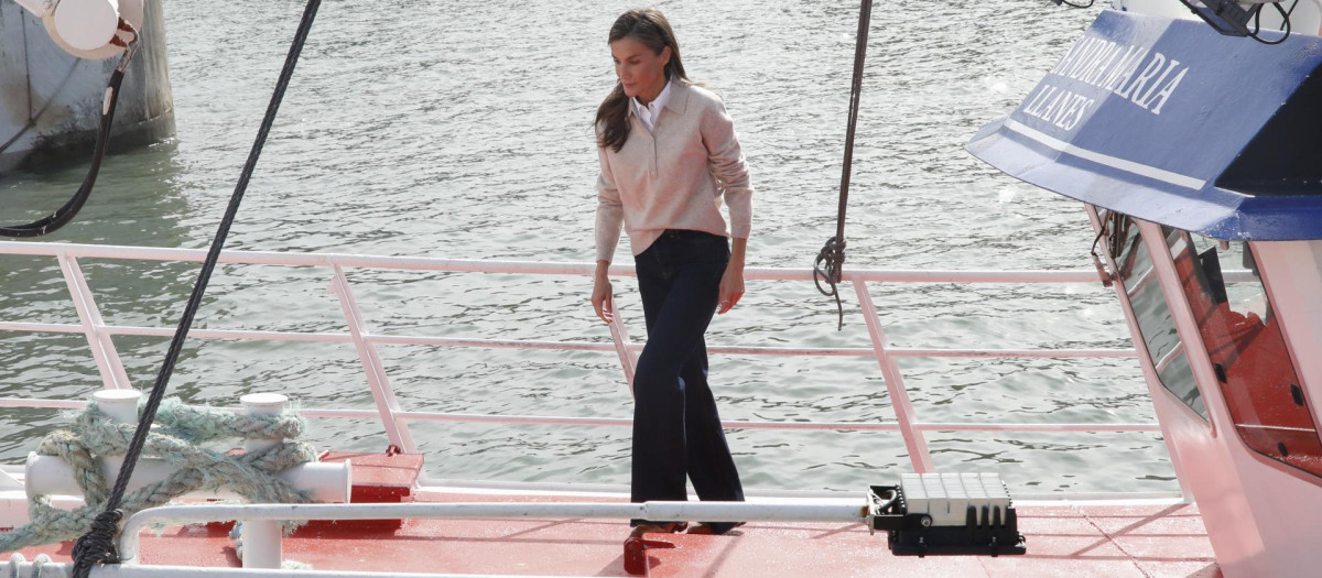 La Reina, en el barco de pesca artesanal atracado en Llanes donde ha sufrido la caída