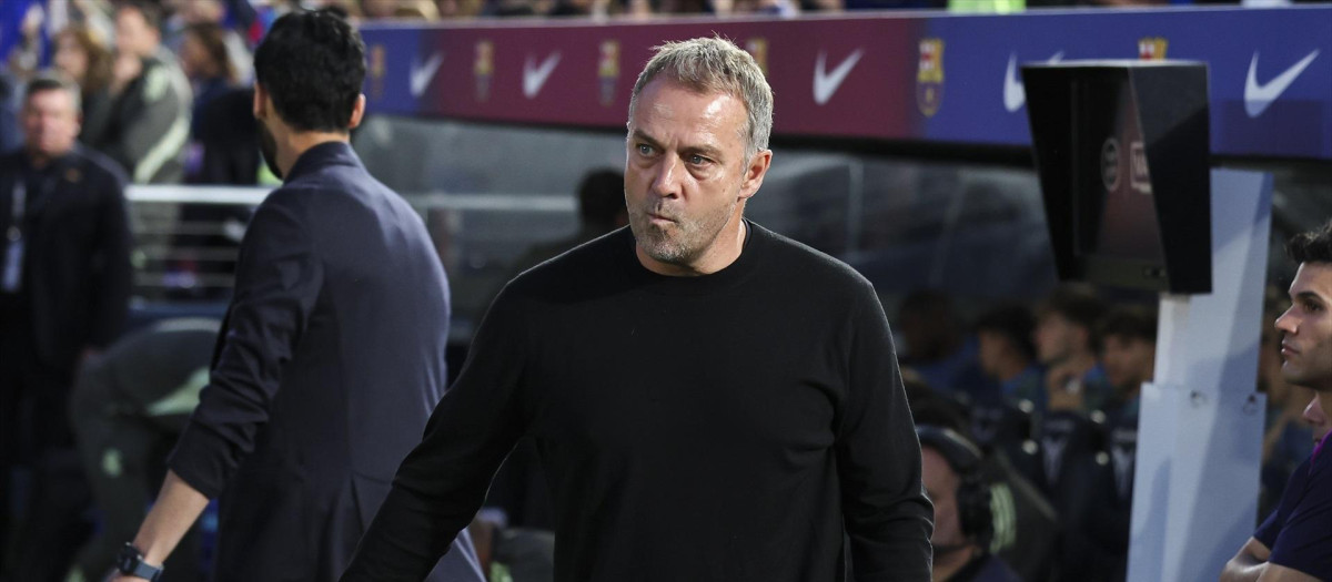Hansi Flick, durante el Barcelona - Real Madrid de la pasada temporada