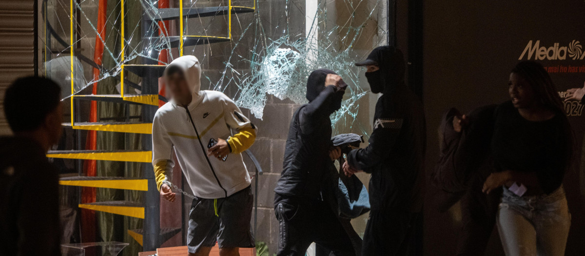 Delincuentes en Barcelona saqueando tiendas este sábado