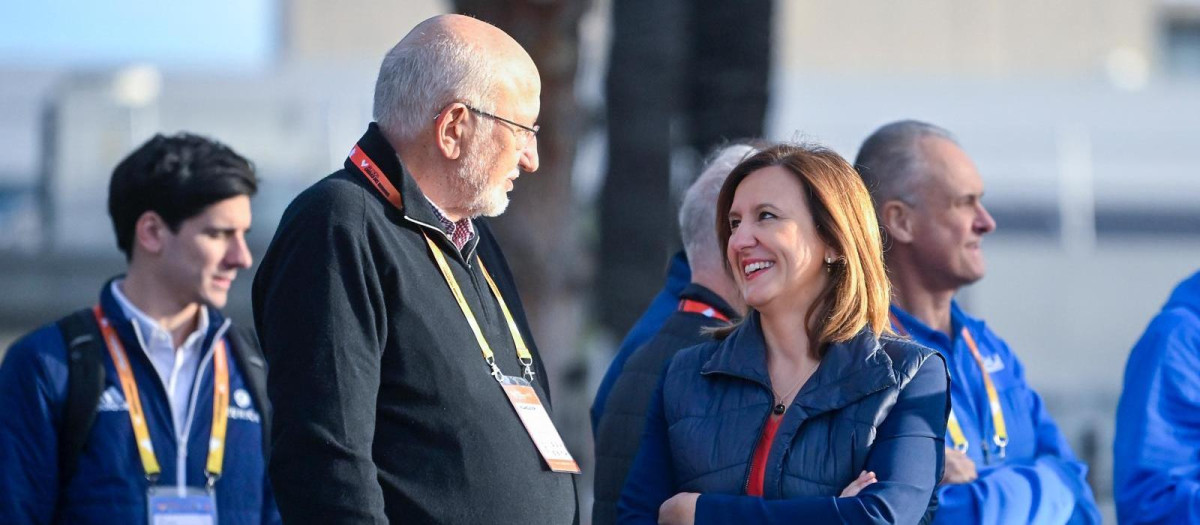 Imagen de Juan Roig y la alcaldesa María José Catalá durante el Medio Maratón de Valencia 2026.