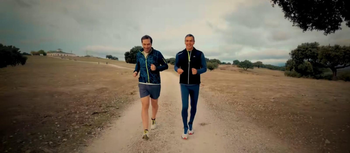 Carlos Cuerpo y Pedro Sánchez, en el anuncio electoral del presidente del Gobierno