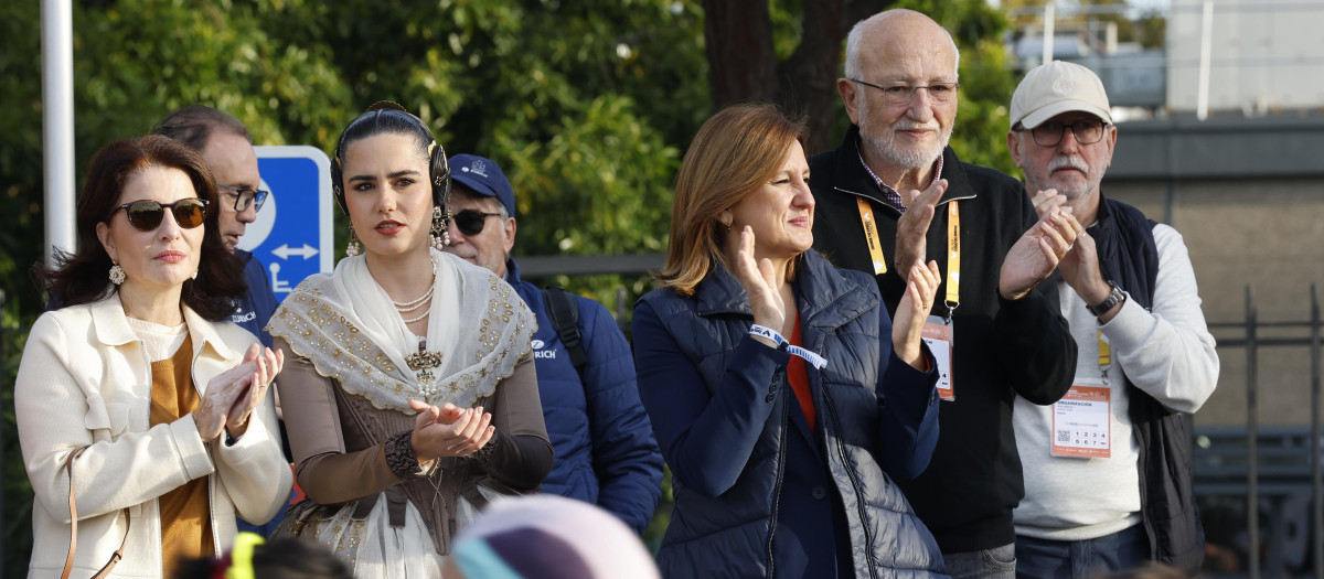 Imagen de Juan Roig junto con la alcaldesa de Valencia María José Catalá, la fallera mayor de Valencia 2027 Beatriz Blanco y la empresaria Hortensia Roig.