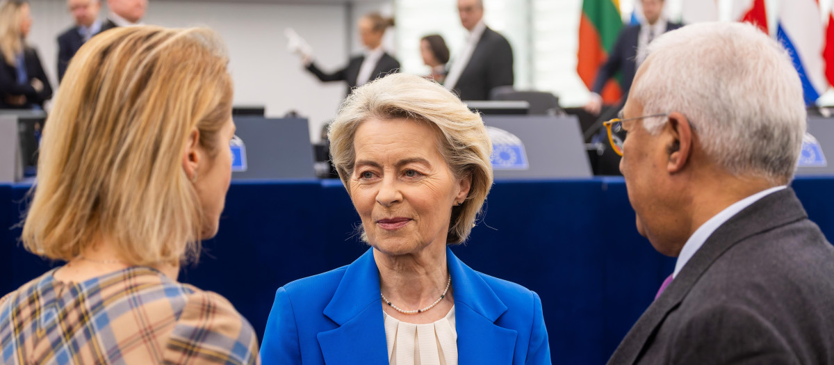 (i-d) Kaja Kallas,vicepresidenta de la Comisión Europea, Úrsula von der Leyen, presidenta de la Comisión, y Antonio Costa, presidente del Consejo de la UE en el pleno del Parlamento Europeo, en Estrasburgo (Francia