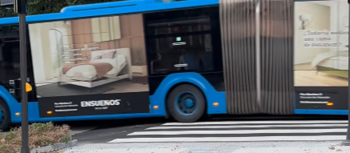El autobús urbano que ha acabado literalmente partido