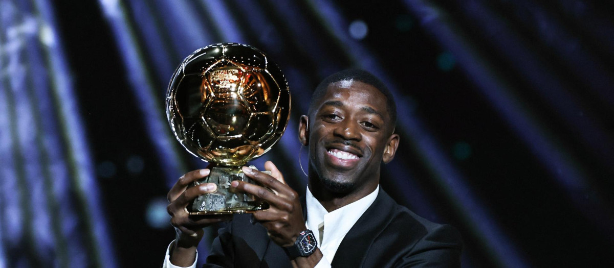 Ousmane Dembele posa con el Balón de Oro 2025