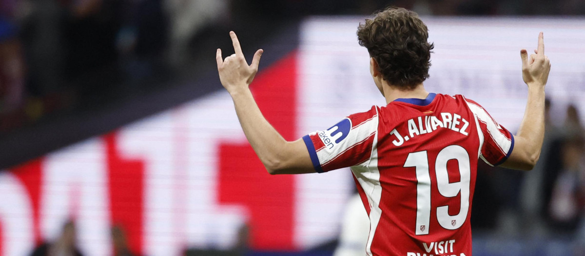 Julián Álvarez celebra su gol ante el Deportivo de La Coruña