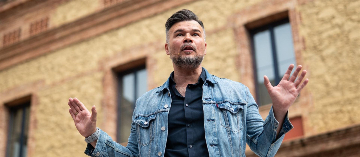 El cabeza de lista de ERC, Gabriel Rufián, durante un acto con Irene Montero en Barcelona