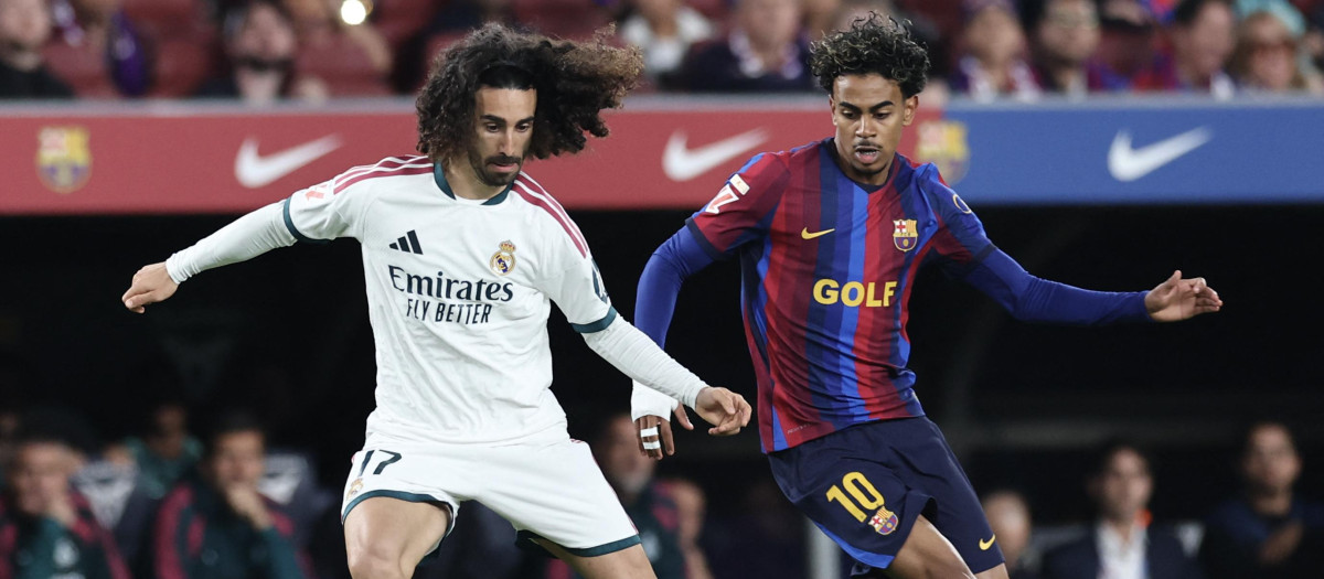 Lamine Yamal y Marc Cucurella pelean un balón en el FC Barcelona - Real Madrid