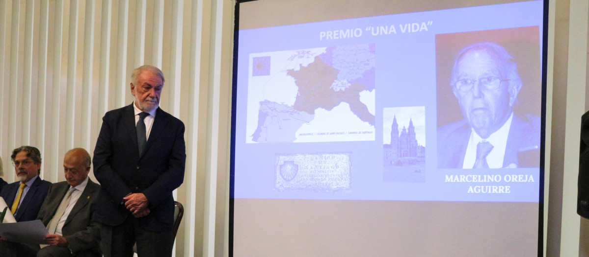 Jaime Mayor Orega recoge el premio Pentafinium Jacobeo 2026, que reconoce a Marcelino Oreja Aguirre