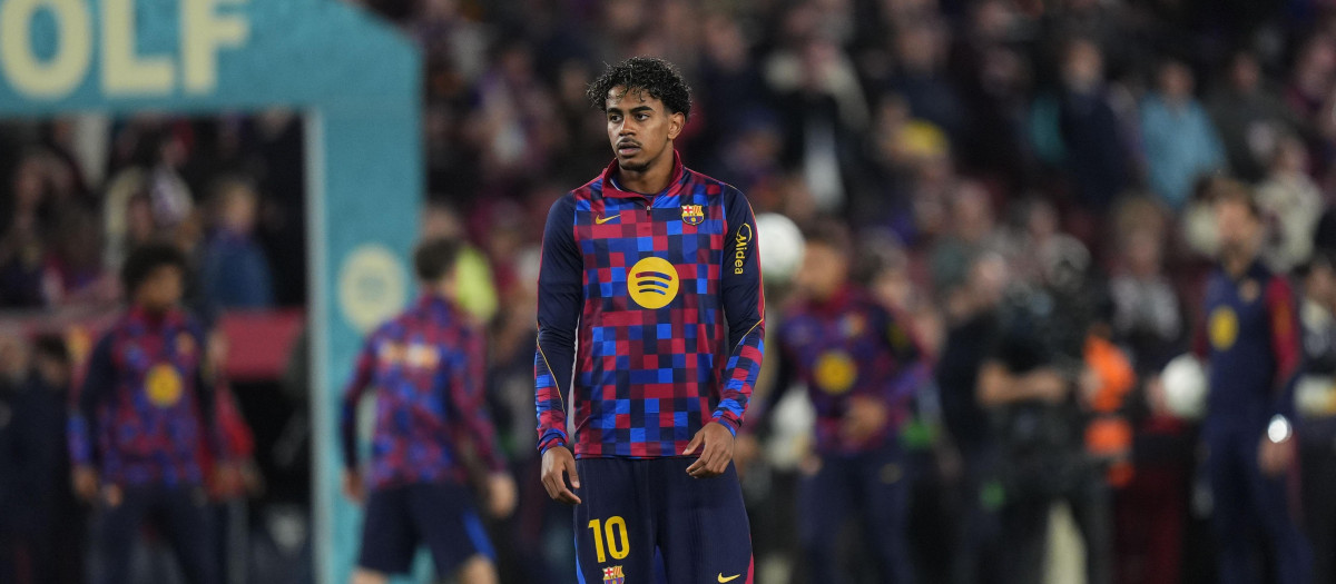 Lamine Yamal durante el calentamiento previo al partido contra el Real Madrid