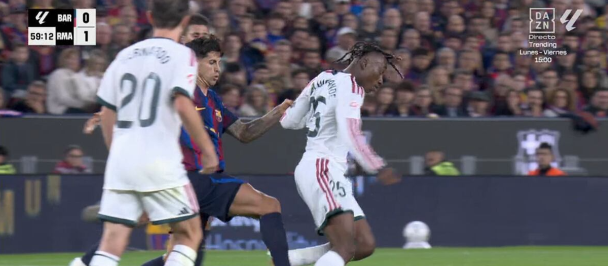 La dura entrada de Joao Cancelo sobre Yan Diomande