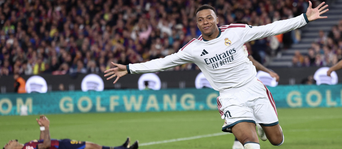 Kylian Mbappé celebra su segundo gol en el Camp Nou