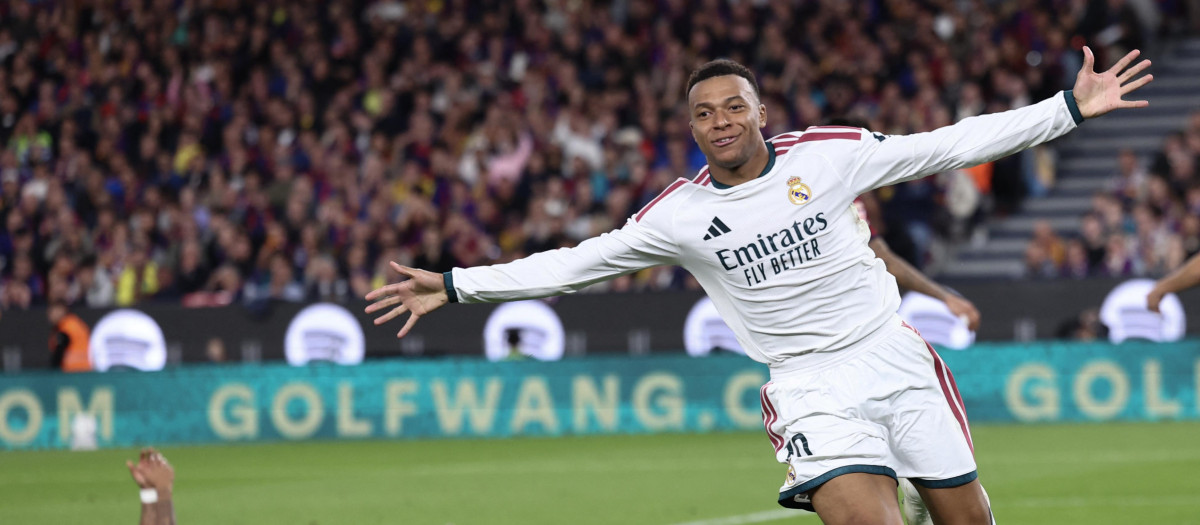 Kylian Mbappé celebra su segundo gol en el Camp Nou