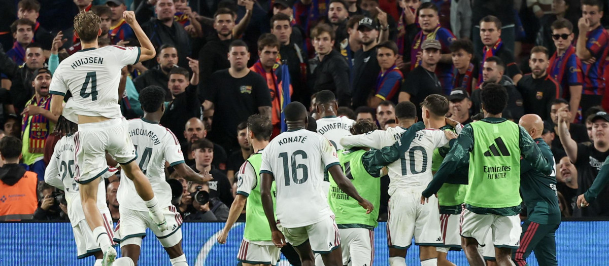 Los jugadores del Real Madrid celebran el gol de la victoria en el clásico