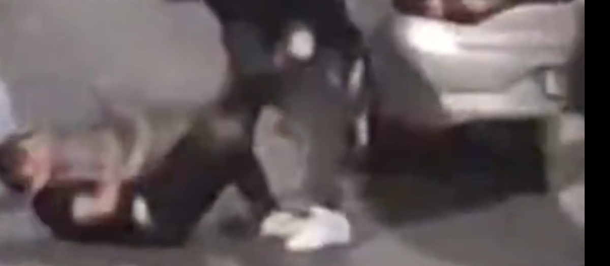 Un momento del vídeo de la reyerta en Lalín