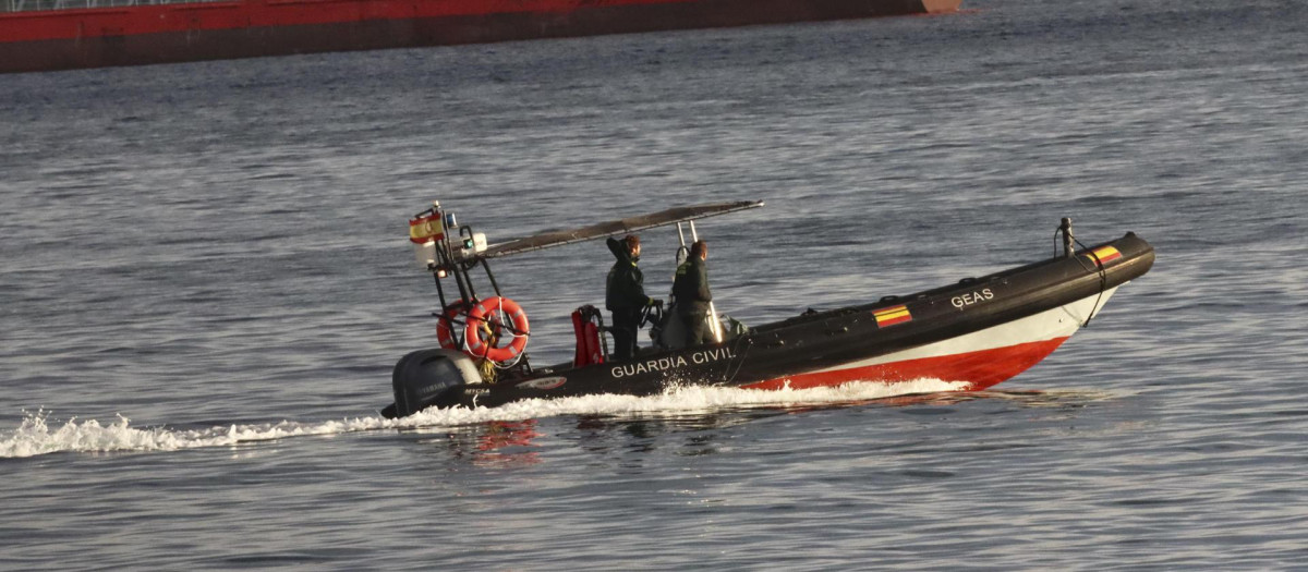 Imagen de la Guardia Civil, conjuntamente con la Salvamar Atria de Salvamento Marítimo, en las costas de Ceuta