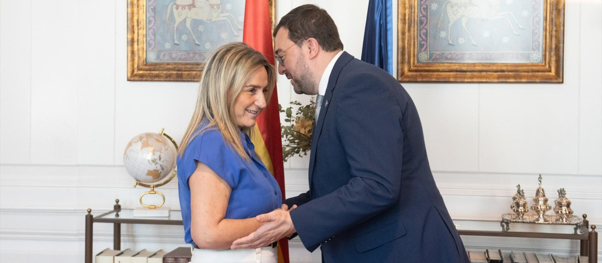 La ministra de Educación, Formación Profesional y Deportes, Milagros Tolón con el presidente del Principado de Asturias, Adrián Barbón