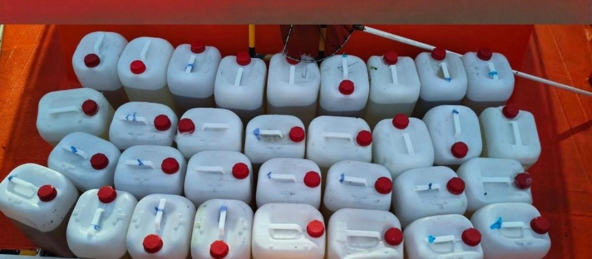 Un pesquero avista 49 garrafas de gasoil y gasolina flotando en la ría de Vigo

REMITIDA / HANDOUT por SALVAMENTO MARÍTIMO
Fotografía remitida a medios de comunicación exclusivamente para ilustrar la noticia a la que hace referencia la imagen, y citando la procedencia de la imagen en la firma
26/10/2026