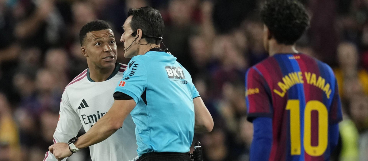 Kylian Mbappé protesta una decisión de Martínez Munuera bajo la mirada de Lamine Yamal
