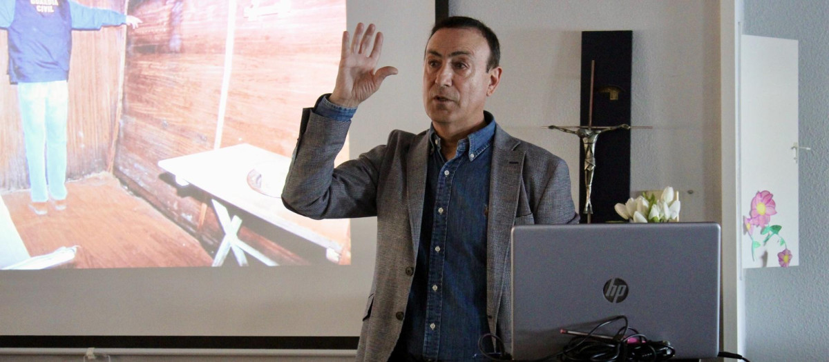Pedro Samuel Martín, durante una charla sobre terrorismo en un colegio de Salamanca