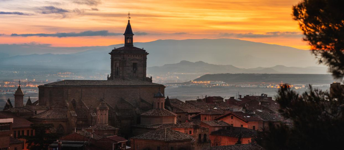 Vista panorámica de la ciudad navarra de Viana al atardecer