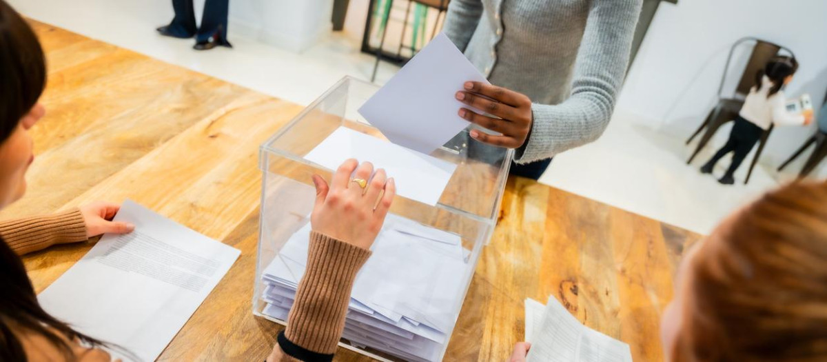 Muchos viajeros cancelan para votar de forma presencial
