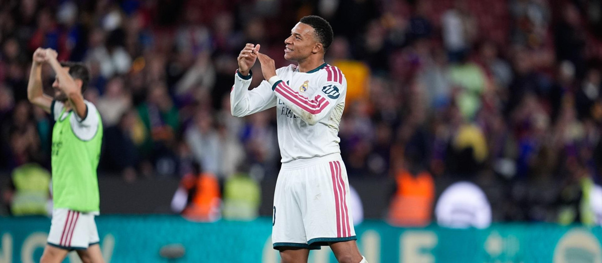 Kylian Mbappé celebra la victoria en el Camp Nou