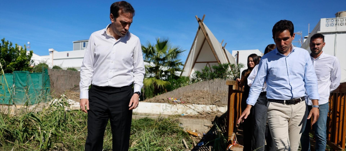 vicepresidente y ministro de Economía, Comercio y Empresa, Carlos Cuerpo, durante una visita a Oliva tras la dana Adam