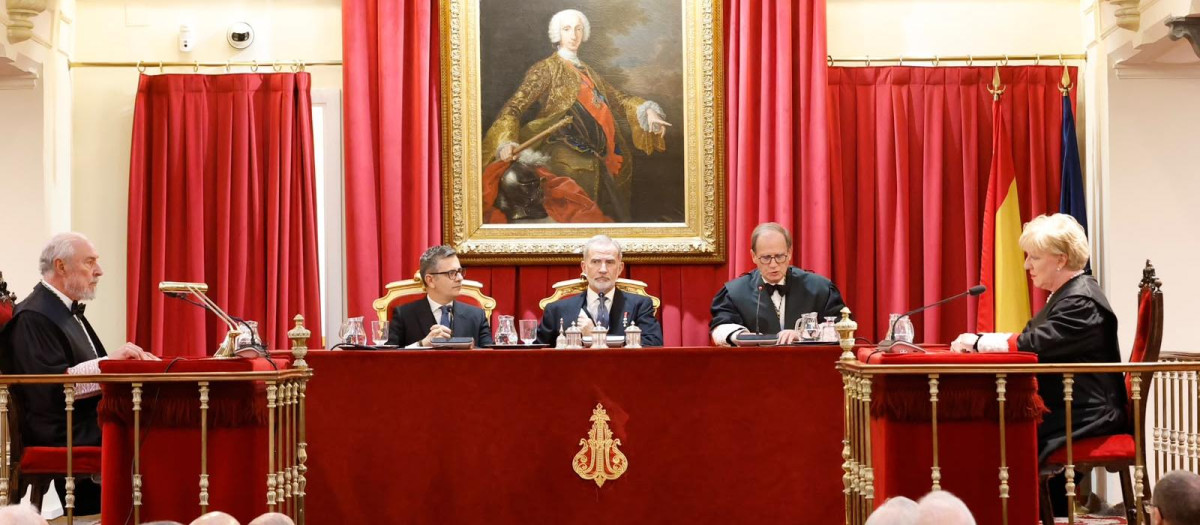 El Rey flanqueado por el ministro Bolaños y Luis Cazorla; el académico Manuel Aragón a la izquierda, y Ana Fernández-Tresguerres, a la derecha