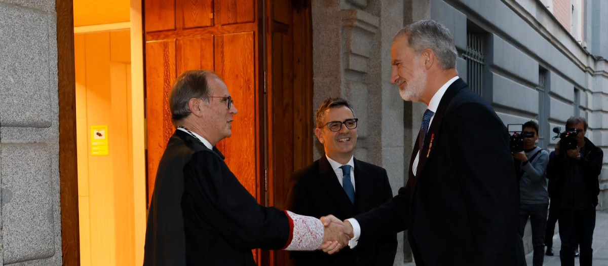 El Rey es recibido por el presidente de la Real Academia de Jurisprudencia, Luis Cazorla, en presencia del ministro Félix Bolaños