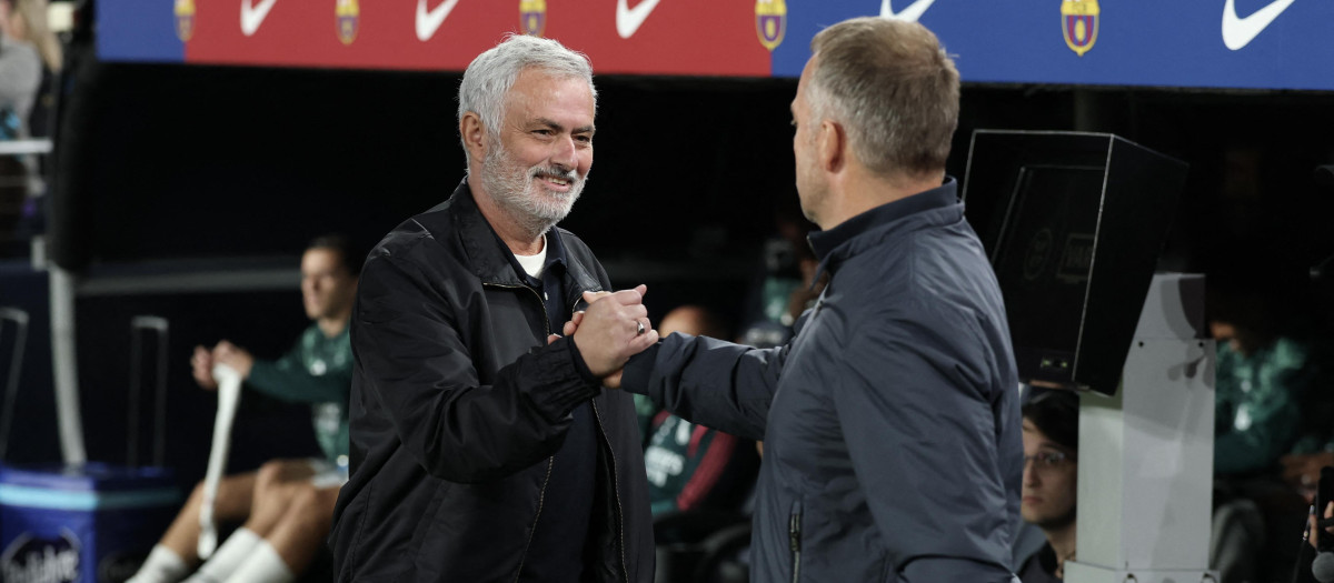 José Mourinho y Hansi Flick se saludan antes del clásico