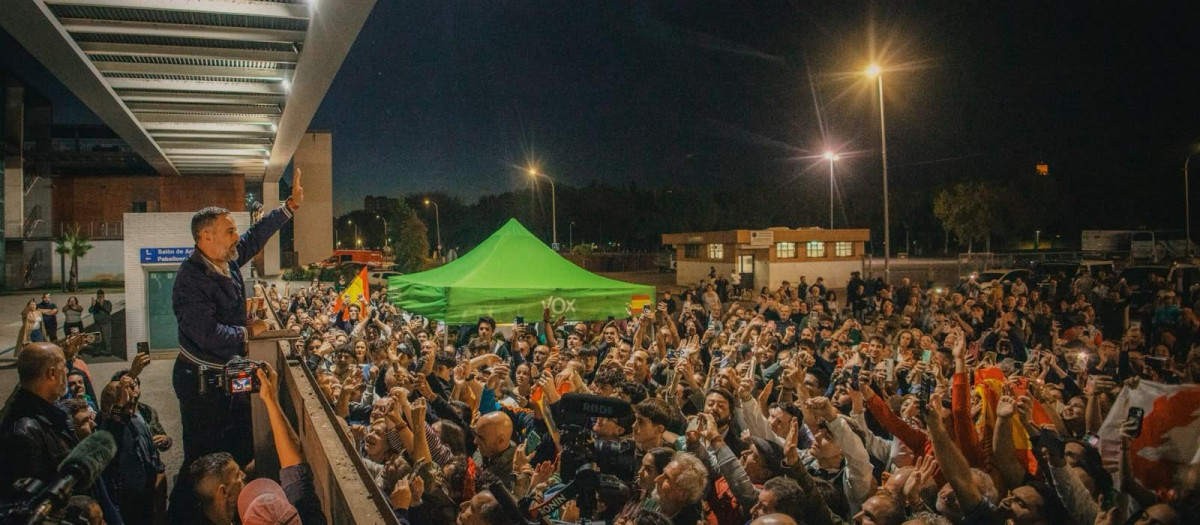 Santiago Abascal se dirige a las más de 1.000 personas que no pudieron acceder al auditorio por exceso de aforo
