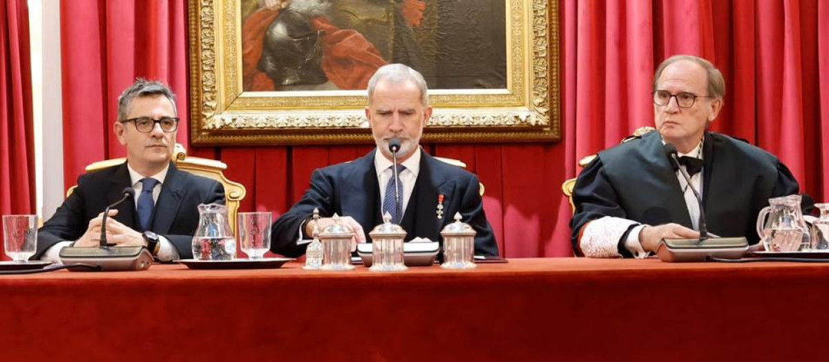 El Rey, flanqueado por el ministro Bolaños y el presidente de la Real Academia de Jusrisprudencia, Luis Cazorla