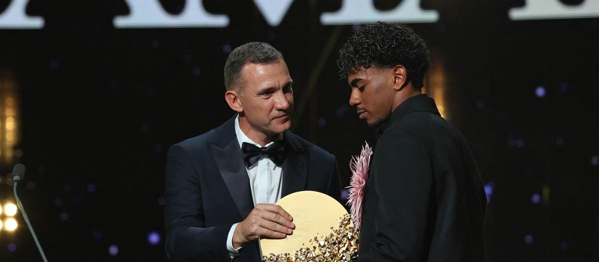 Andriy Shevchenko entrega el trofeo al Joven Talento Masculino del Año al delantero español del Barcelona, ​​Lamine Yamal