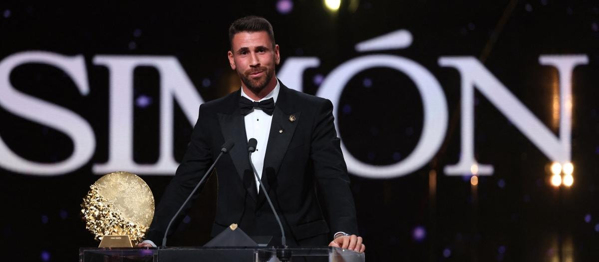 Unai Simón habla tras recibir el Trofeo Yashin al mejor portero masculino durante la ceremonia de entrega del Balón de Oro