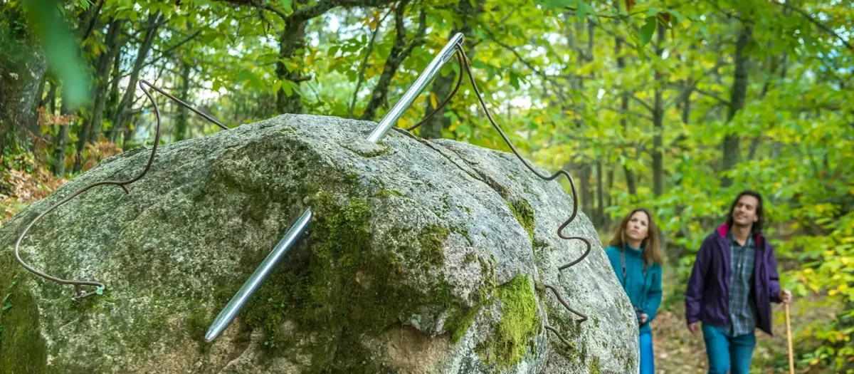 Una de las obras de arte en la ruta del Bosque de los Espejos, en Salamanca