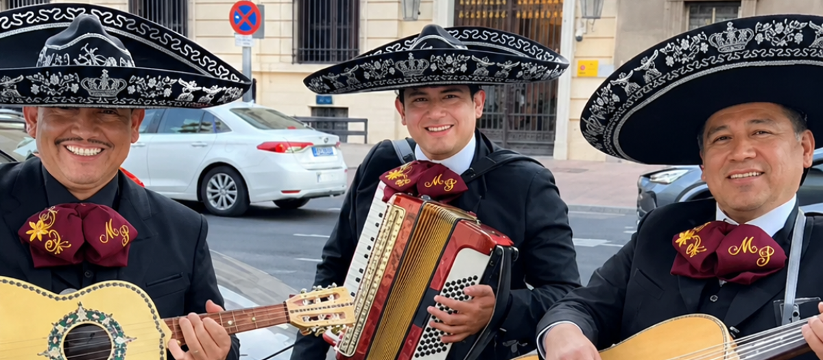 Mariachis frente a la Delegación del Gobierno