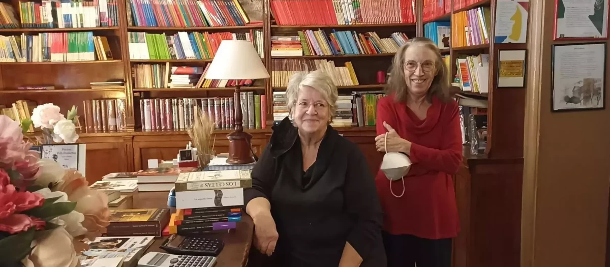 Lourdes y Ana Serrano, hijas del  fundador de la librería Pérgamo
