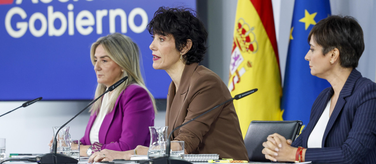La portavoz del Gobierno, Elma Saiz, en el medio de las ministras Isabel Rodríguez y Milagros Tolón
