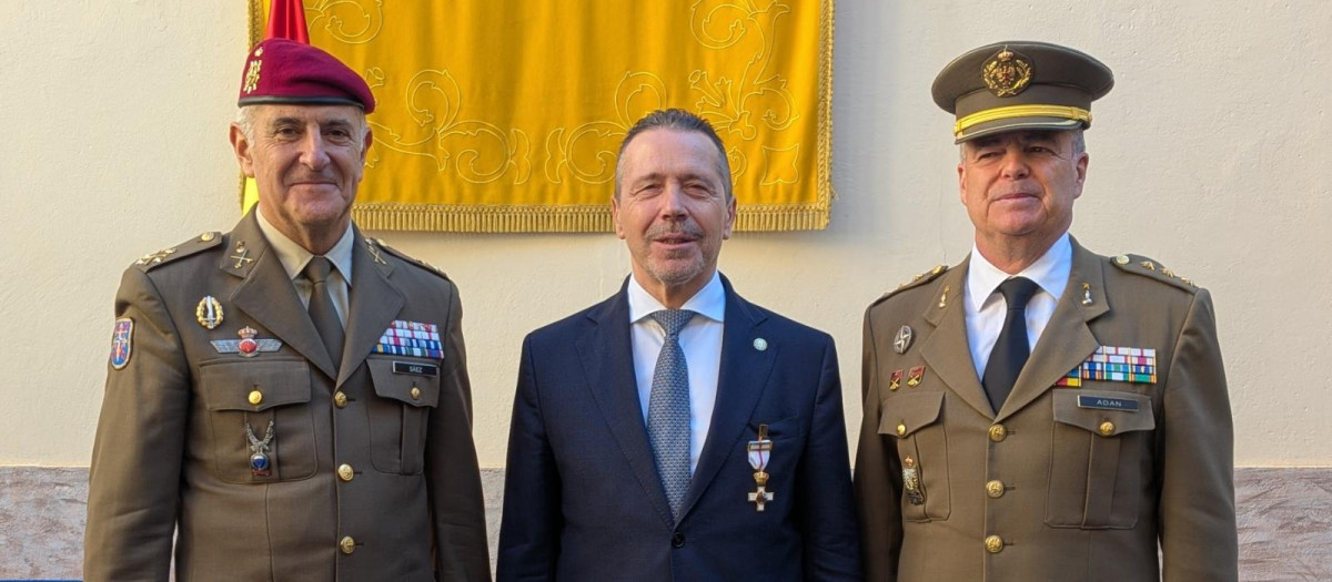 Imagen de José Capilla tras recibir la Cruz del Mérito Militar con Distintivo Blanco durante el acto institucional del Día de la Delegación de Defensa en la Comunitat Valenciana